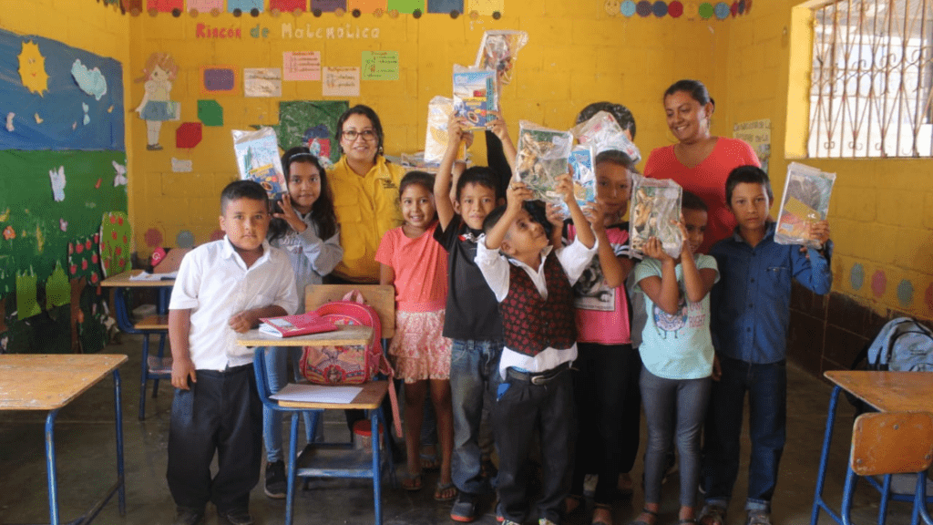 ayuda material escolar latinoamerica